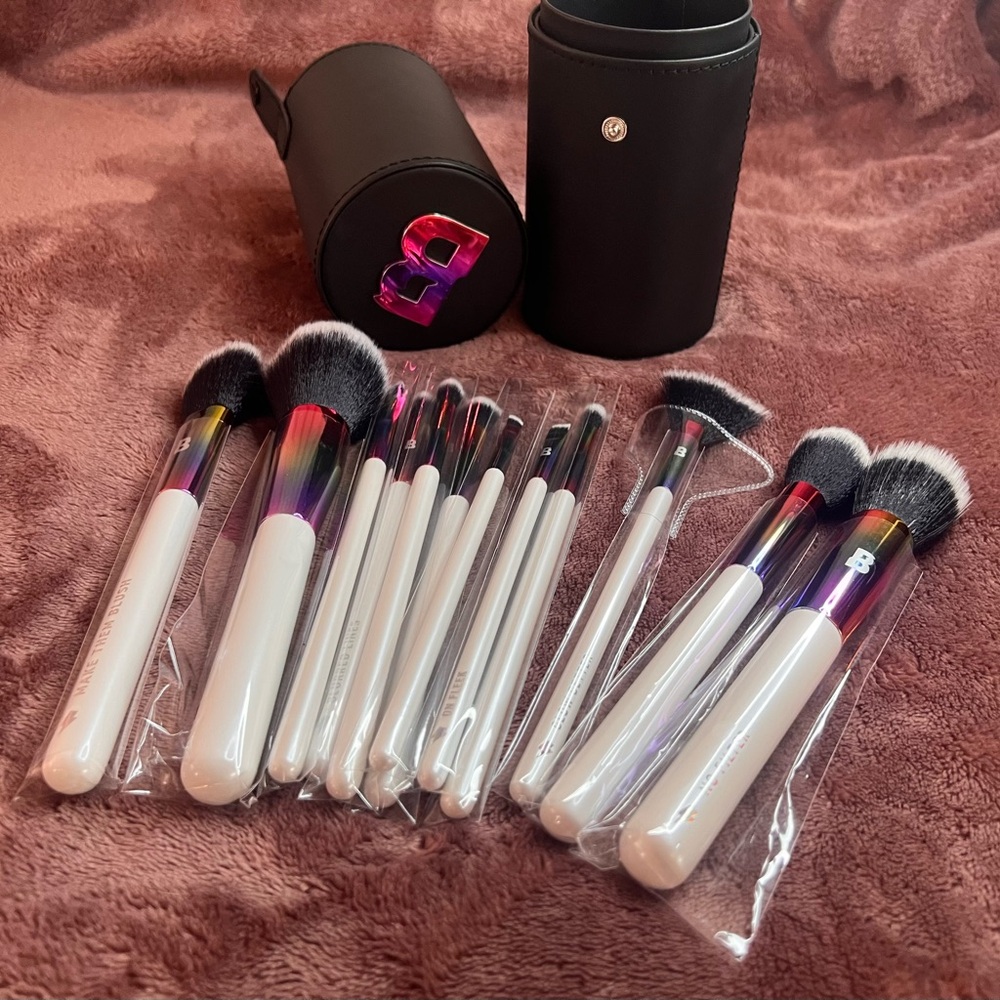 12 PIECE MAKEUP BRUSH SET WITH HOLDER